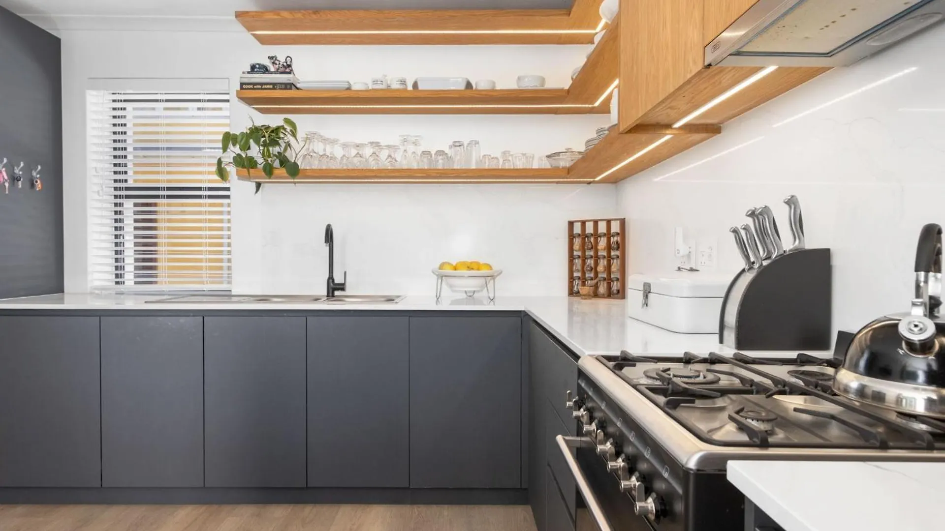 Uptown Retreat By Host Agents Villa Cape Town